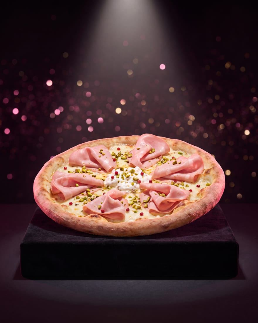 Cuarzo Rosa — pizza DIAMANTI presentada como gema en vitrina de joyería, luz de escaparate
