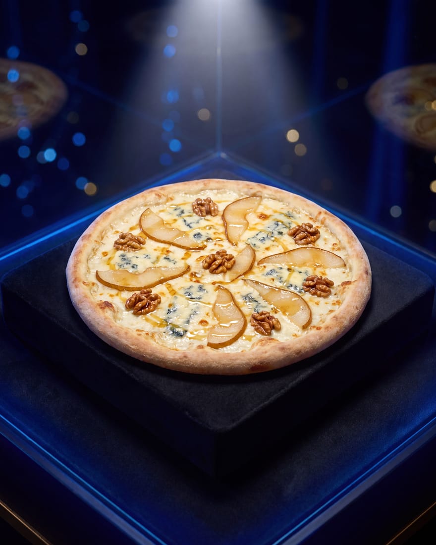 Zafiro — pizza DIAMANTI presentada como gema en vitrina de joyería, luz de escaparate
