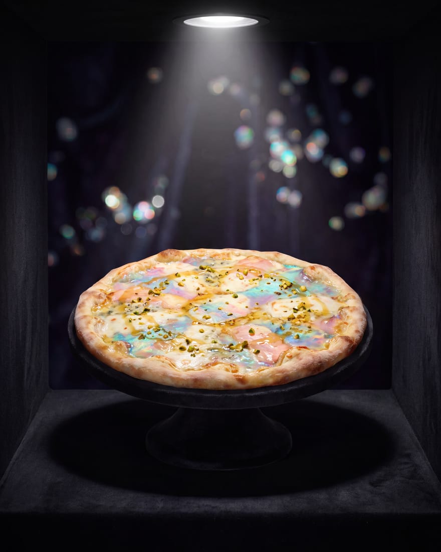Ópalo — pizza DIAMANTI de edición limitada presentada como gema rara en vitrina de joyería